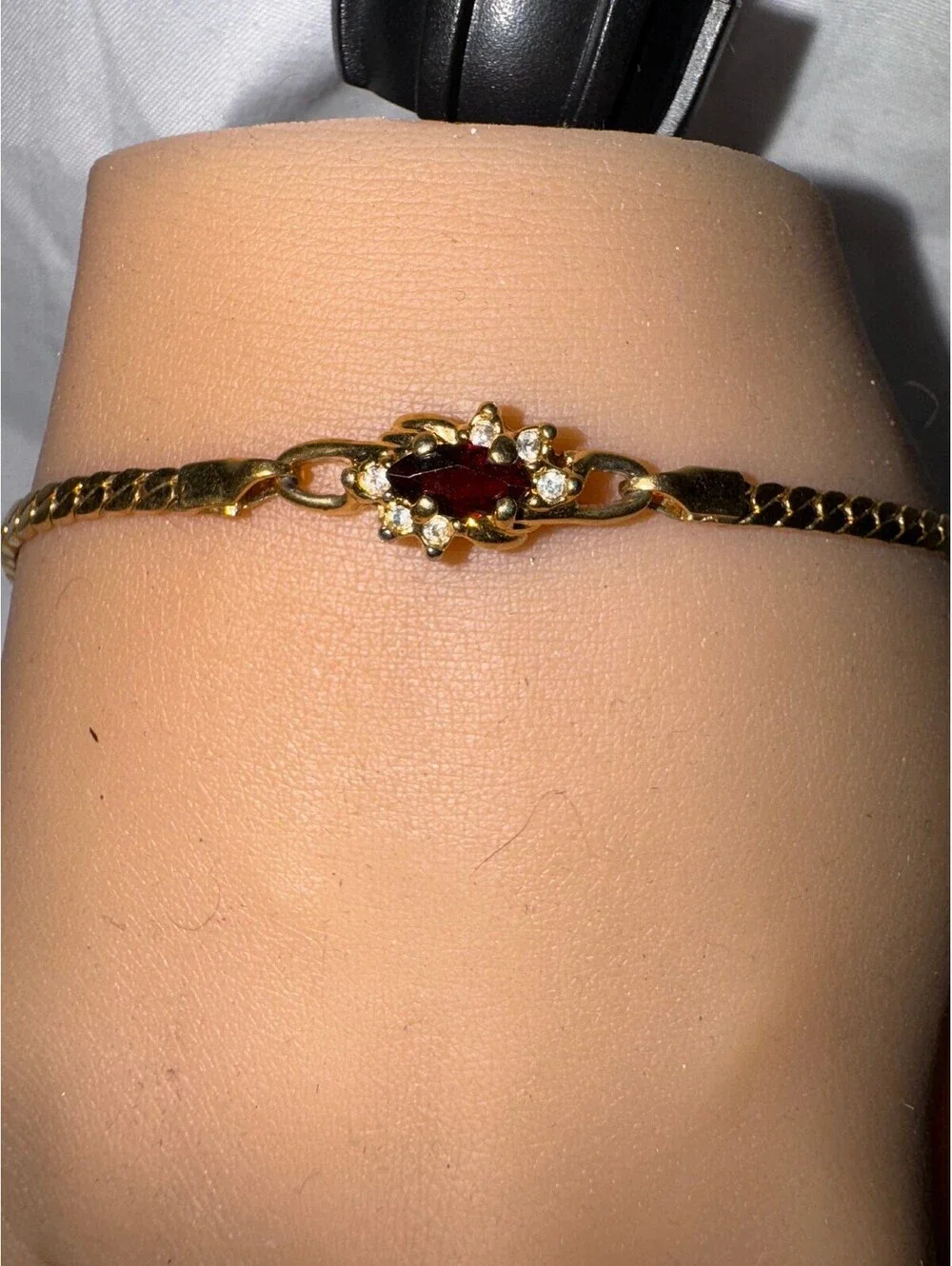 BRACELET Vintage Gold-Tone Bracelet with Red and Clear Rhinestones 7